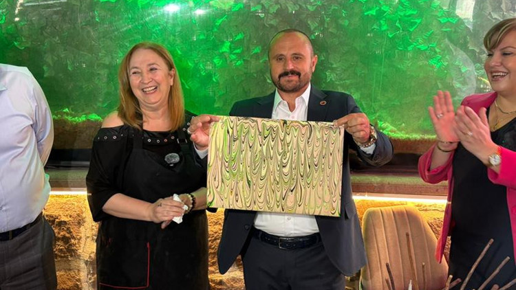 Direksiyon başından ebru teknesine