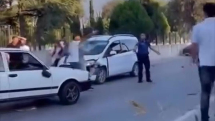 Trafik kazasının ardından tartıştığı 5 kişilik aileyi bıçakladı Trafik kazasının ardından tartıştığı 5 kişilik aileyi bıçakladı