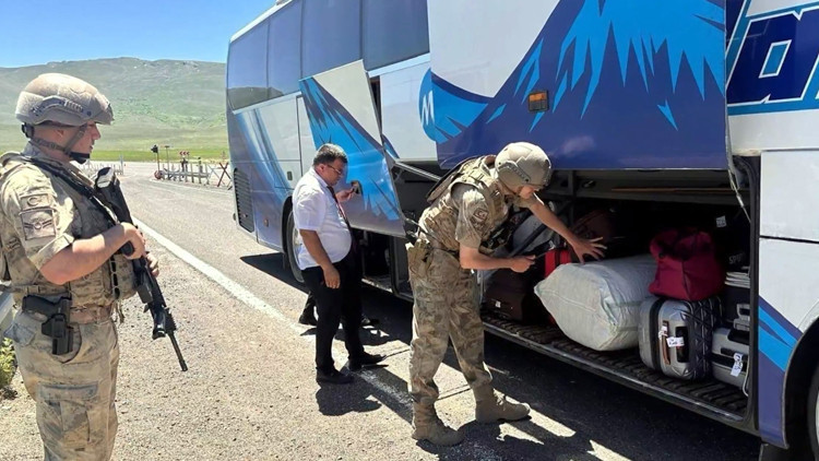 Yerlikaya duyurdu: Yurt genelinde 446 düzensiz göçmen yakalandı