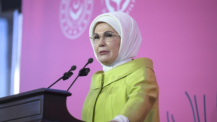 Emine Erdoğan, Ulusun Annesi sergisinin anı defterini imzaladı
