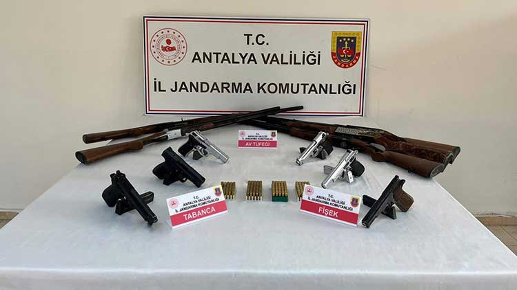Antalya’da jandarmadan kaçak silah operasyonu