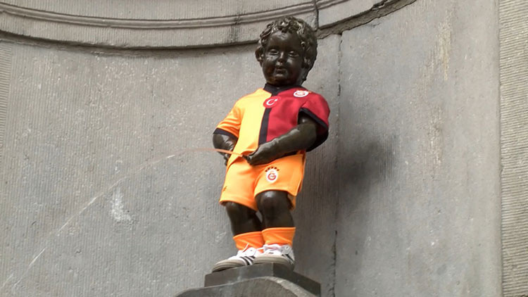 406 yıllık Manneken Pis heykeline Galatasaray forması giydirildi 406 yıllık Manneken Pis heykeline Galatasaray forması giydirildi