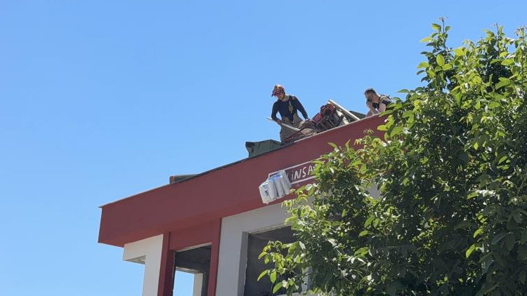 Yük çekerken elektrik akımına kapıldı İstanbulda feci olay Yük çekerken elektrik akımına kapıldı İstanbulda feci olay