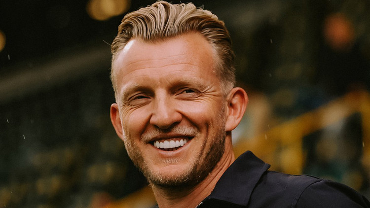 Dirk Kuyt yeni takımına resmi imzayı attı Dirk Kuyt yeni takımına resmi imzayı attı