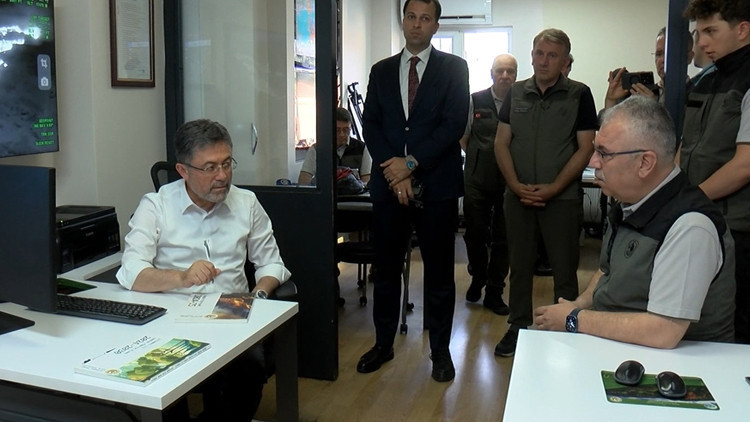 Son dakika... Bakan Yumaklı: Bilecik-Sakarya sınırındaki yangın devam ediyor, ekiplerimiz mücadele halinde