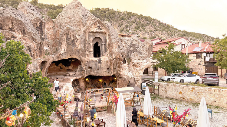 Frigler böyle eziyet görmedi: 3 bin yıllık kaya mezar kafe oldu