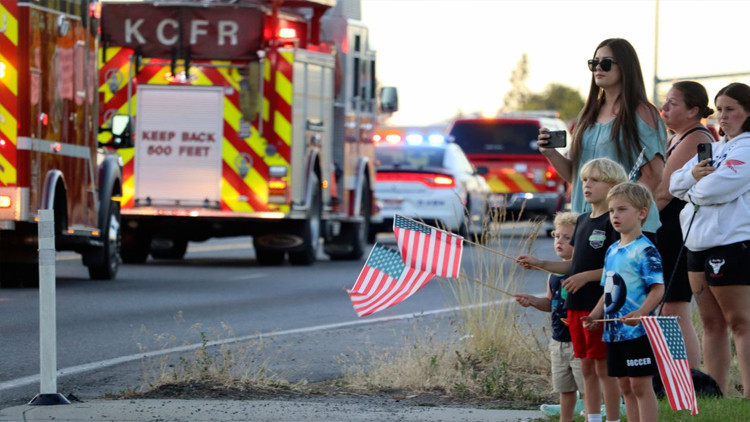 ABDde bir kişi yangın çıkarıp itfaiyecilere pusu kurdu: 2 itfaiye personeli öldü... Bölgeye SWAT ekipleri gönderildi ABDde bir kişi yangın çıkarıp itfaiyecilere pusu kurdu: 2 itfaiye personeli öldü... Bölgeye SWAT ekipleri gönderildi
