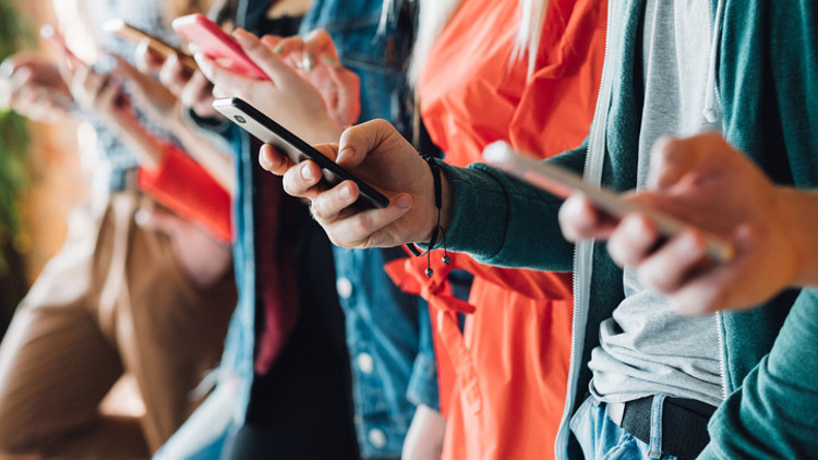 Tehlike çok büyük! Ergenlerde ekran süresi 9 saati buluyor, yetişkinler günde 100 kez telefonunu kontrol ediyor