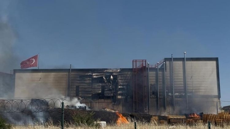 Fabrikada yangın 4 işçi dumandan etkilendi