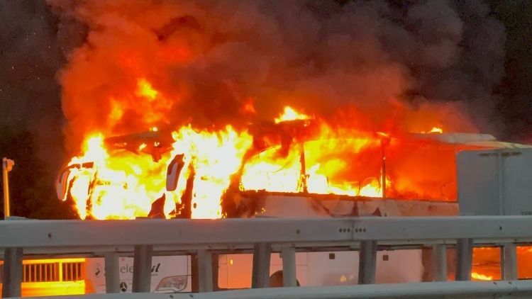 Seyir halindeki otobüs alev aldı 38 yolcuyu tahliye edildi