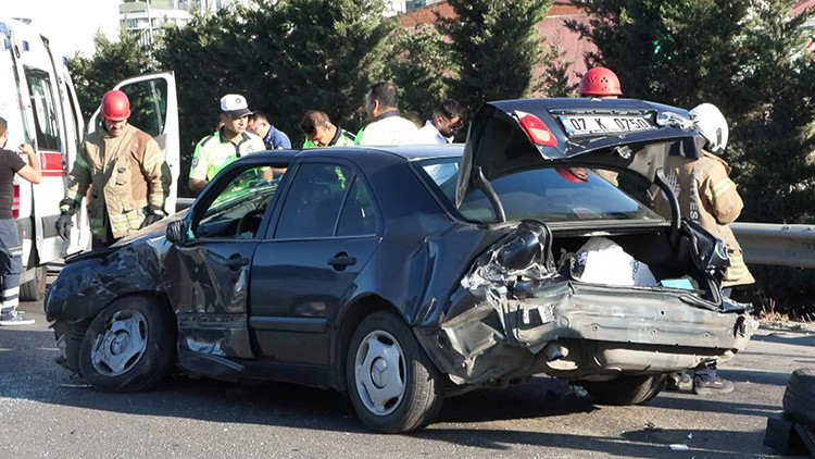 TEM Otoyolunda hafif ticari araç bariyerlere vuran otomobile çarptı: 4 yaralı TEM Otoyolunda hafif ticari araç bariyerlere vuran otomobile çarptı: 4 yaralı