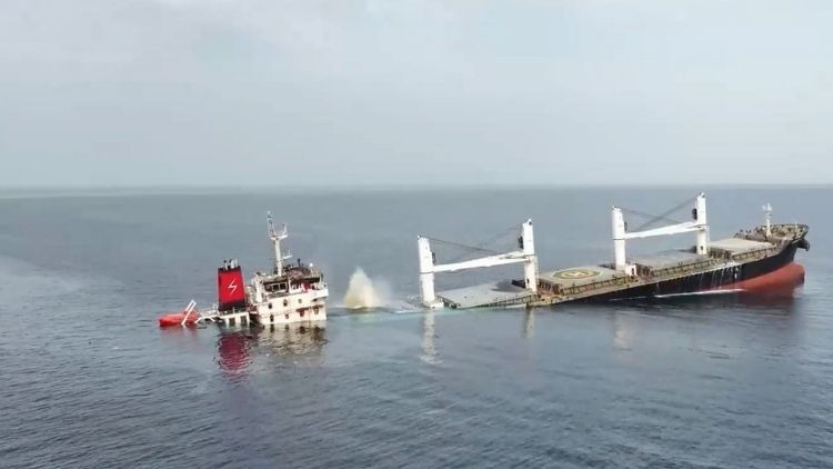 Husilerin batırdığı gemiden 10 kişi kurtarıldı, 15 kişi ise kayıp Husilerin batırdığı gemiden 10 kişi kurtarıldı, 15 kişi ise kayıp