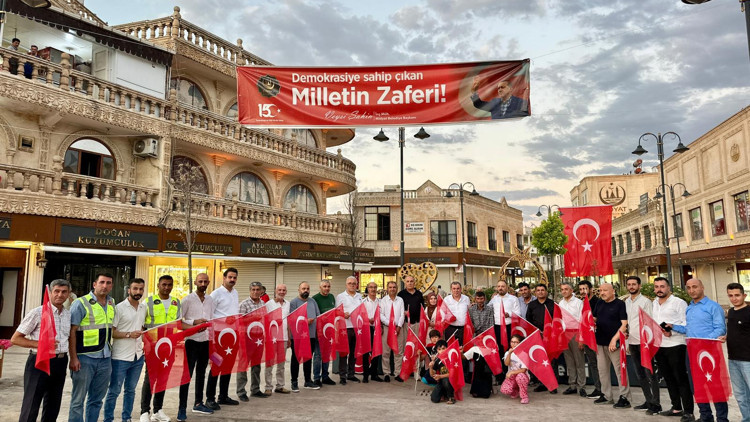 Midyatta Terörsüz Türkiye destek için evlere, iş yerlerine, caddelere Türk bayrağı asıldı