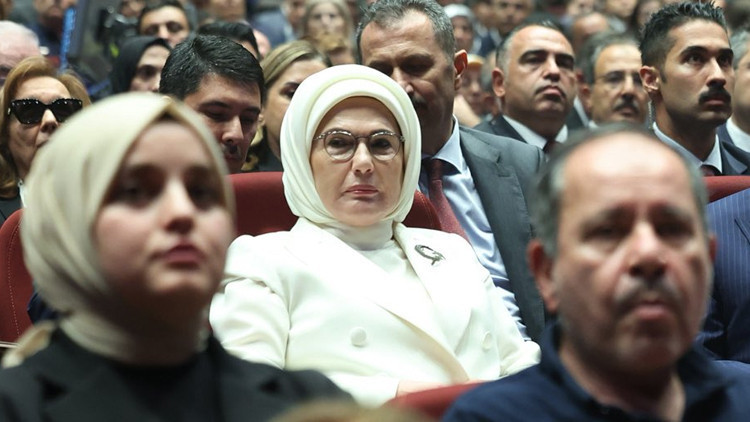 Emine Erdoğandan En Uzun Gece destanının ilk temsiline ilişkin paylaşım