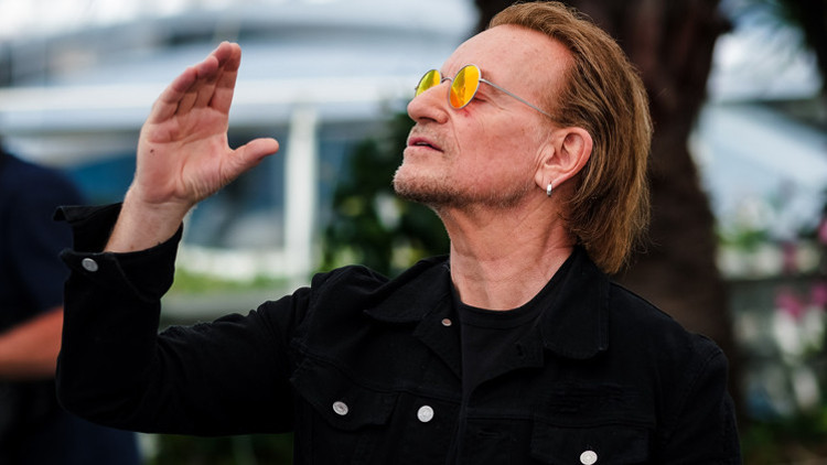 Şimdi milyonlarla oynuyor... Ama çocukluğu çok zor geçti: Annem öldükten sonra yiyecek artıklarıyla beslenirdik...