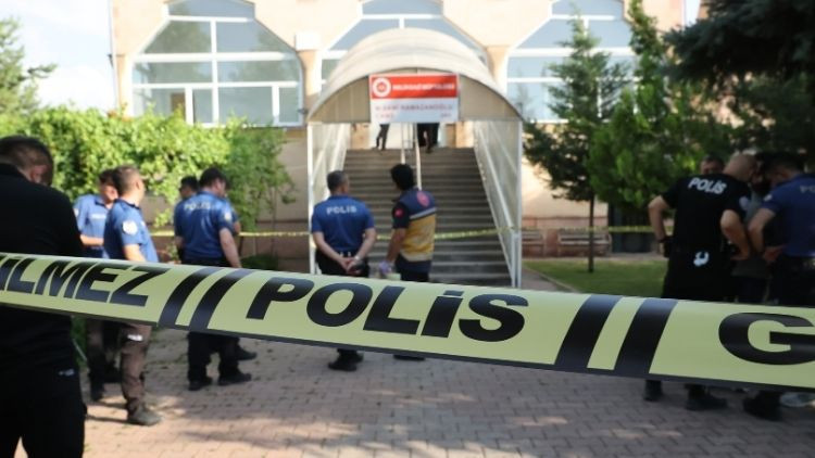 Namaz kılarken bıçaklanan kişi öldü
