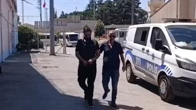 42 yıl kesinleşmiş hapis cezası olan firari hükümlü saklandığı evde yakalandı 42 yıl kesinleşmiş hapis cezası olan firari hükümlü saklandığı evde yakalandı