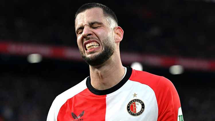 Fenerbahçe’nin rakibi Feyenoord’da transfer skandalı Otel kapısından döndü Fenerbahçe’nin rakibi Feyenoord’da transfer skandalı Otel kapısından döndü