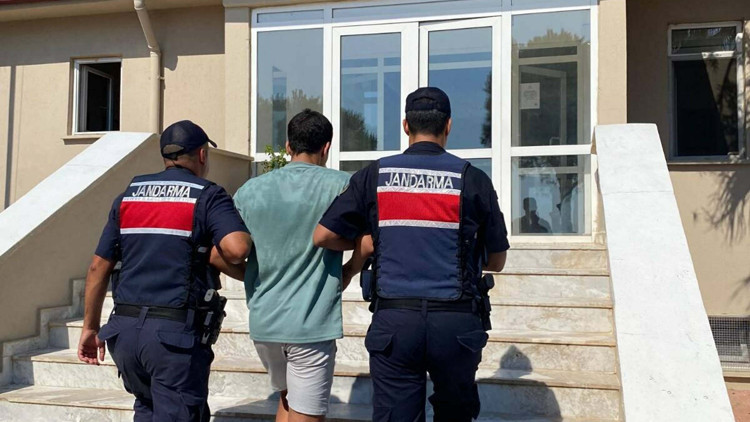 Kaçak göçmen, Sisama yüzerek geçmek için hazırlık yaparken yakalandı