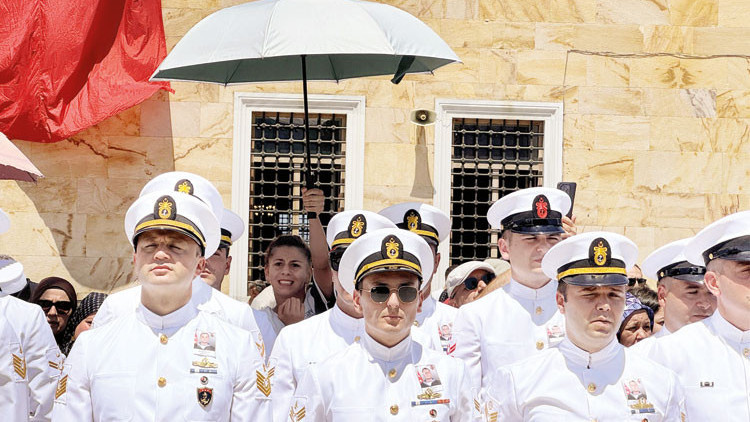 Şehidi uğurlarken anlamlı görüntü