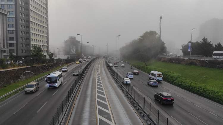 İstanbul sis altında kaldı: Görüş mesafesi düştü