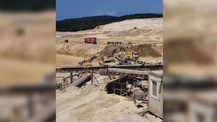 Çatalcada kum ocağında göçük: 1 işçi balçık içinde kaldı