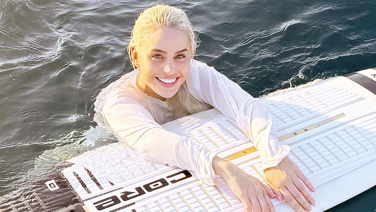 Büşra Pekin sörfe başladı