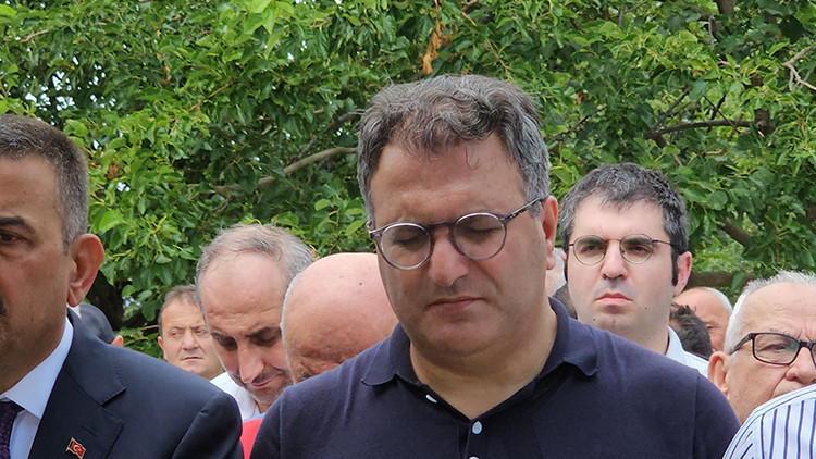 Gazeteci Cem Küçükün babası son yolculuğuna uğurlandı