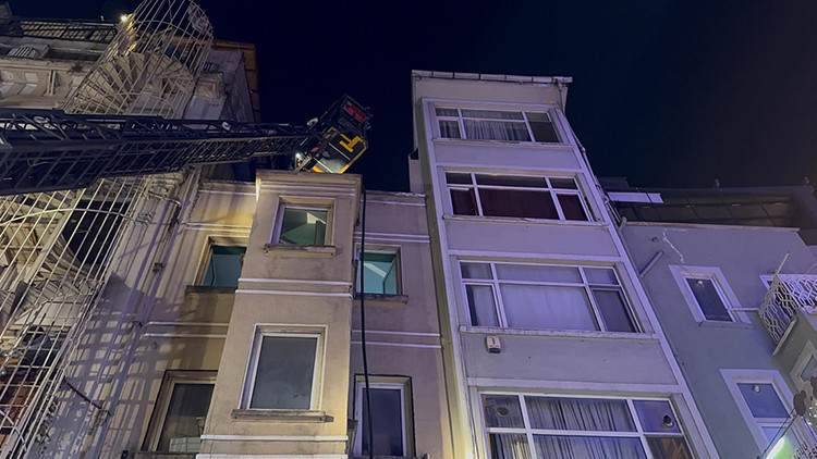 Beyoğlunda eğlence mekanının çatısında yangın