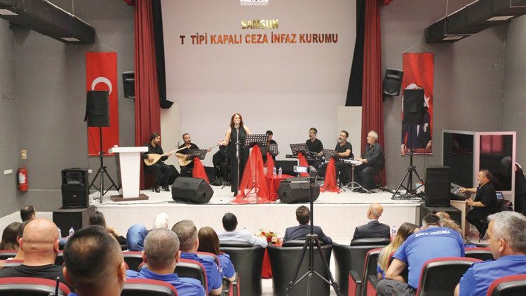 Cezaevlerinde resital