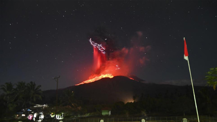 Laki-laki Yanardağında patlama: Küller 10 km yükseğe ulaştı Laki-laki Yanardağında patlama: Küller 10 km yükseğe ulaştı