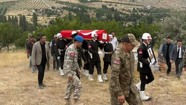 Şehidin naaşı 26 yıl sonra memleketinde toprağa verildi Şehidin naaşı 26 yıl sonra memleketinde toprağa verildi