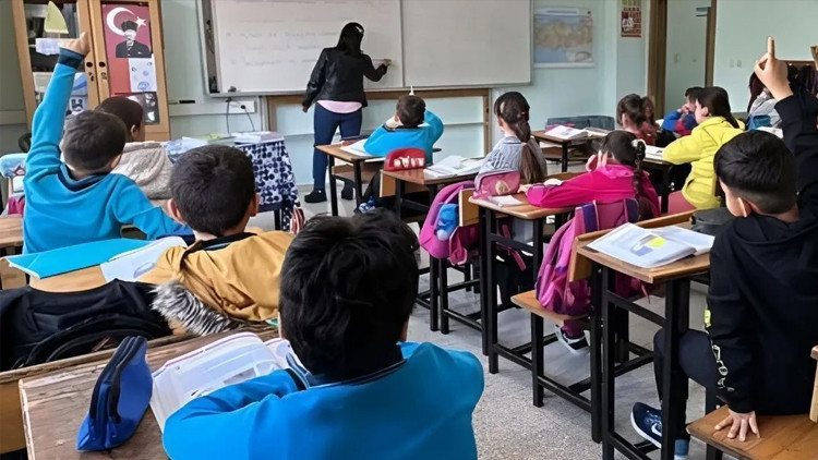 Okullardaki serbest kıyafet uygulaması sona eriyor... Karar sonrası vatandaşlardan teşekkür mesajı Okullardaki serbest kıyafet uygulaması sona eriyor... Karar sonrası vatandaşlardan teşekkür mesajı