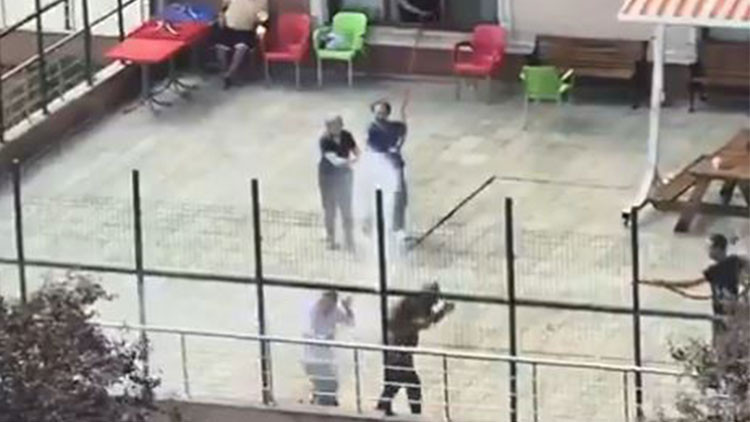 Hem serinledi hem eğlendiler... Engelli bireylerle bakıcıların su savaşı kamerada Hem serinledi hem eğlendiler... Engelli bireylerle bakıcıların su savaşı kamerada