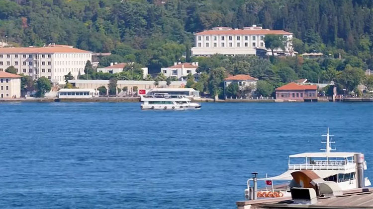 Ünlü şarkıcı tüm olumsuzluklara rağmen Boğaz manzarası için bu evde yaşıyor