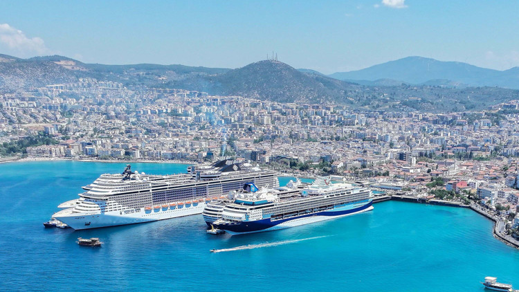 Kuşadasına 5 kruvaziyerle denizden 10 bin 916 turist geldi