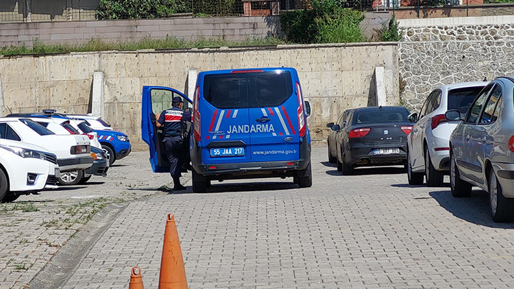 Vahşet evi 2 arkadaşını öldürüp polise teslim oldu