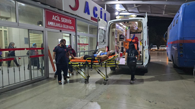 Kontrolden çıkarak devrilen motosikletteki 2 kişi yaralandı Kontrolden çıkarak devrilen motosikletteki 2 kişi yaralandı