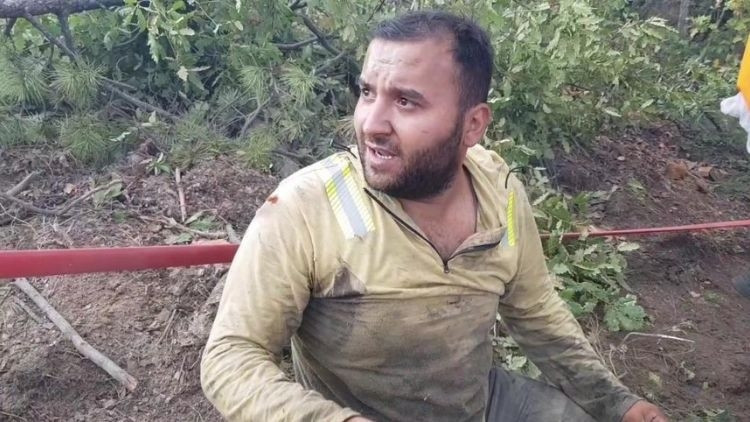 Karabük’te yangın ormanı Alevlerden son anda kurtulan işçinin sorduğu ilk soru duygulandırdı Karabük’te yangın ormanı Alevlerden son anda kurtulan işçinin sorduğu ilk soru duygulandırdı