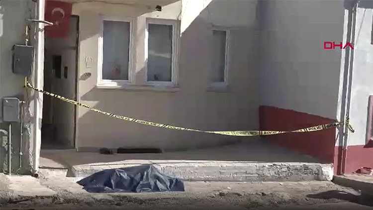 Eskişehirde yaşayan Şükrü Akkaya evinin önünde ölü bulundu