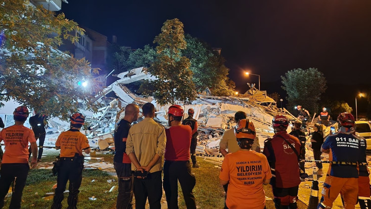 Yıldırım Belediyesi’nden Sındırgı’daki deprem bölgesine destek Yıldırım Belediyesi’nden Sındırgı’daki deprem bölgesine destek