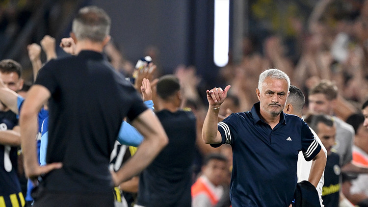Hürriyet: Mourinho, Feyenoordu akıl oyunu ile mat etti