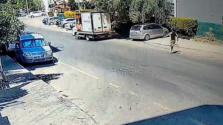 El freni boşalıp hareket eden kamyonetinin peşinden koştu; o anlar kamerada El freni boşalıp hareket eden kamyonetinin peşinden koştu; o anlar kamerada