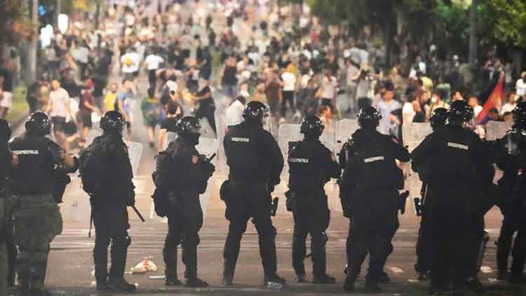 Sırbistan sokakları savaş alanına döndü