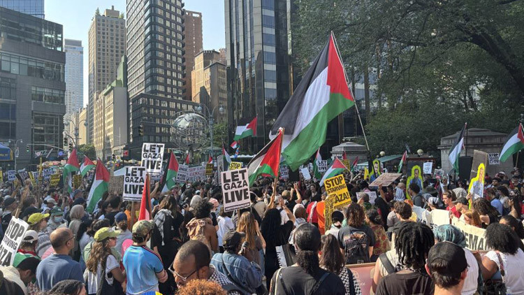 New Yorkta İsrail protestosu: Binlerce kişi haykırdı New Yorkta İsrail protestosu: Binlerce kişi haykırdı