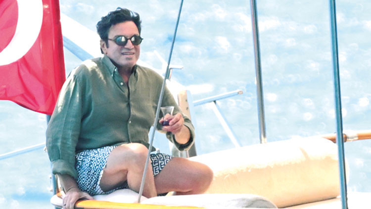 Mario Frangoulisin teknede çay keyfi