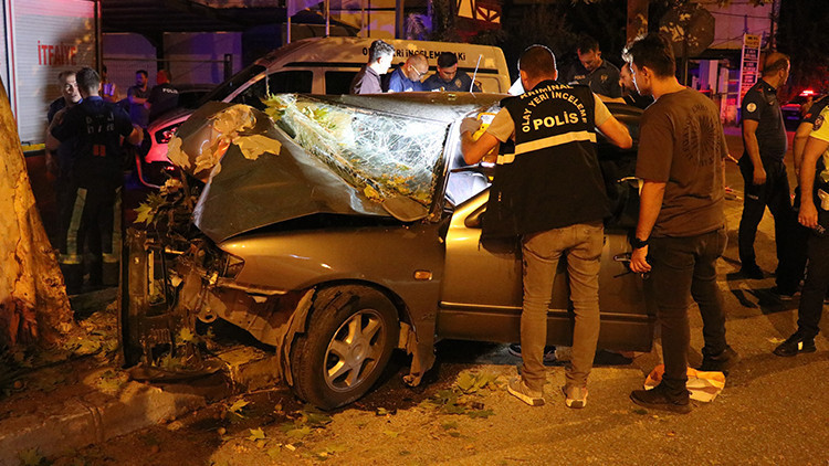 Otomobil ağaca ok gibi saplandı: 2 ölü, 1 ağır yaralı