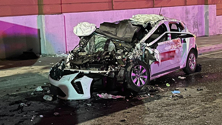 İstanbulda otomobil, TIR’a arkadan çarptı : 1 ölü, 3ü ağır 4 yaralı