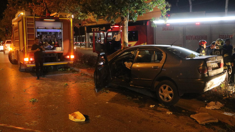 Otomobil ağaca çarptı: 2 ölü, 1 ağır yaralı Otomobil ağaca çarptı: 2 ölü, 1 ağır yaralı