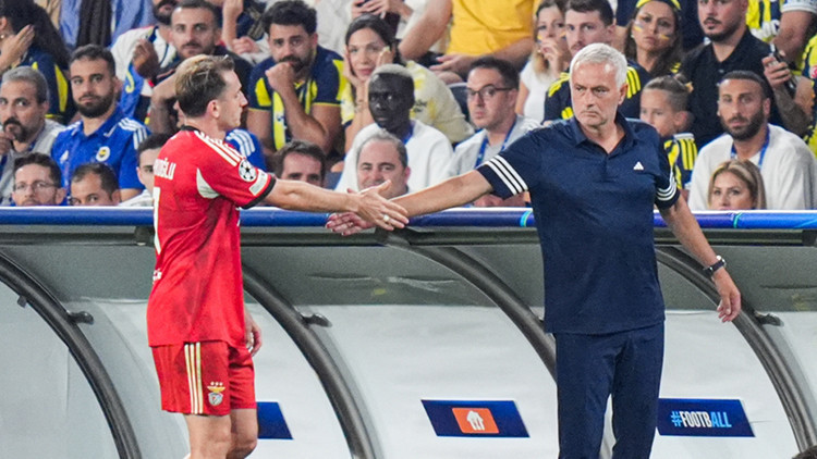 Kerem Aktürkoğlu oyundan çıkarken Mourinho ile el sıkıştı Benficaya transfer mesajı Kerem Aktürkoğlu oyundan çıkarken Mourinho ile el sıkıştı Benficaya transfer mesajı
